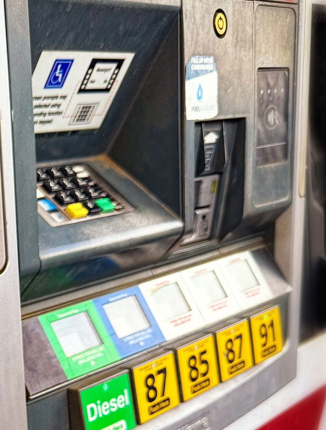 The metering and payment head of a fuel dispenser: keypad, card reader and grade selector